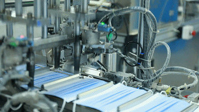 Maschera di protezione non tessuta che fa macchina con due saldatrici della banda dell'orecchio della maschera fornitore