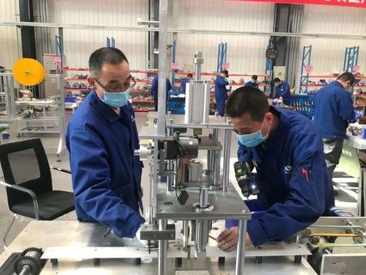 Maschera di protezione completamente automatica di buona stabilità che fa servo controllo motorio a macchina fornitore